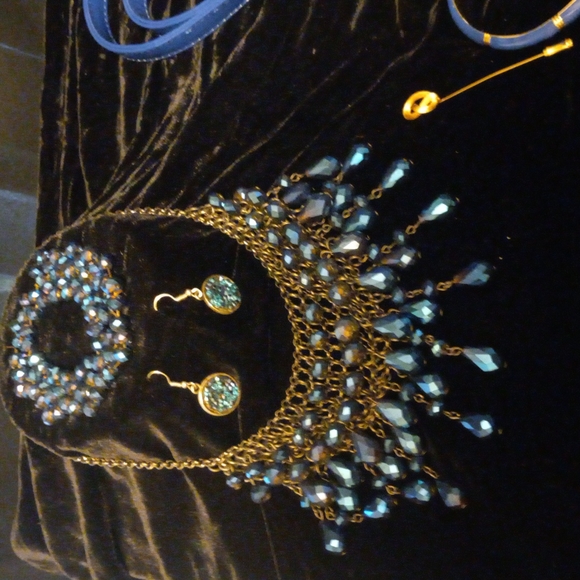 BRILLIANT BLUE AND GOLD TONE ACCESSORIES! - Picture 2 of 4